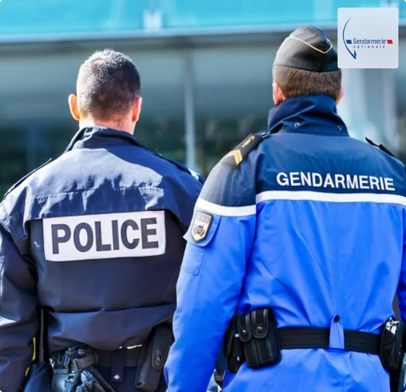 Gendarmes mobiles avec équipements portés sur la tête en conditions réelles