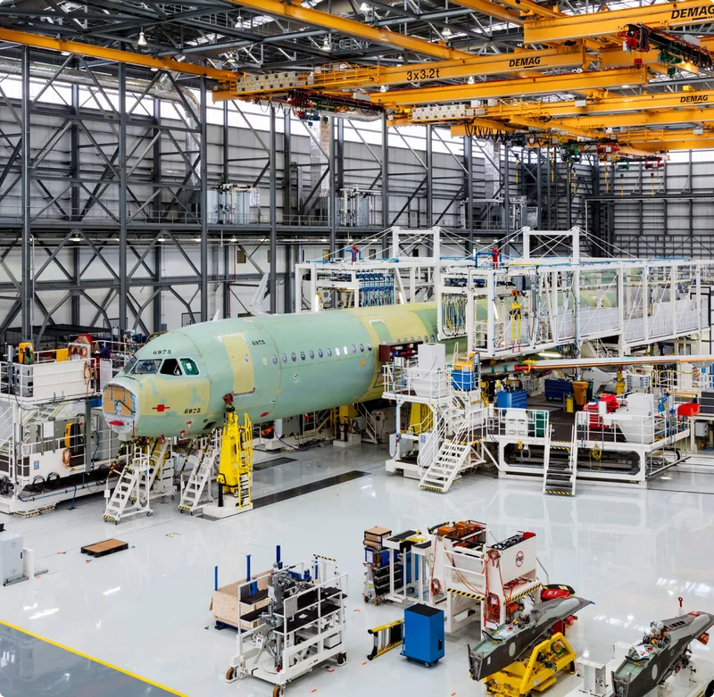 Poste de travail industriel avec ligne d'assemblage à haute exigence